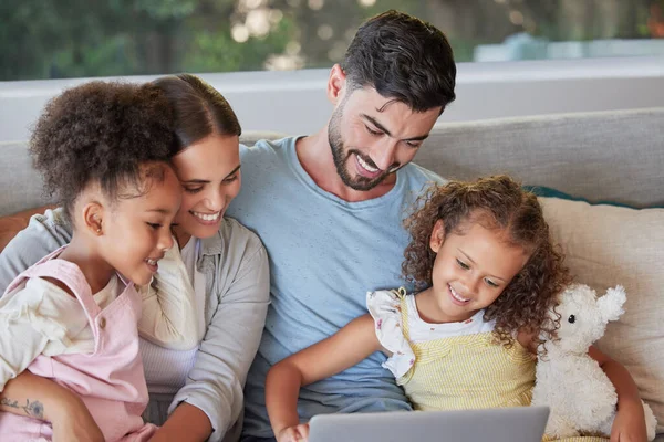 Famiglia Bambini Laptop Con Madre Padre Figlia Internet Casa Computer — Foto Stock