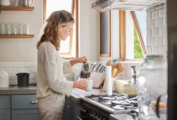 Dojrzała Kobieta Nalewanie Kawy Kuchni Picia Śniadanie Rozpocząć Relaks Rano — Zdjęcie stockowe