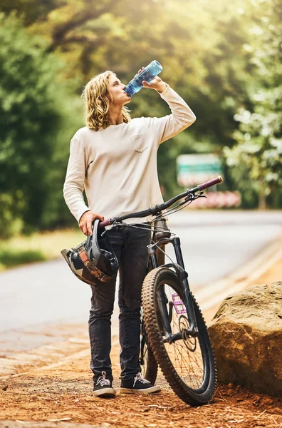 骑自行车和妇女在自然休息时喝水 以获得水合物 健康和户外休息 运动和口渴的骑自行车的骑自行车的人在路上流口水 神清气爽 — 图库照片