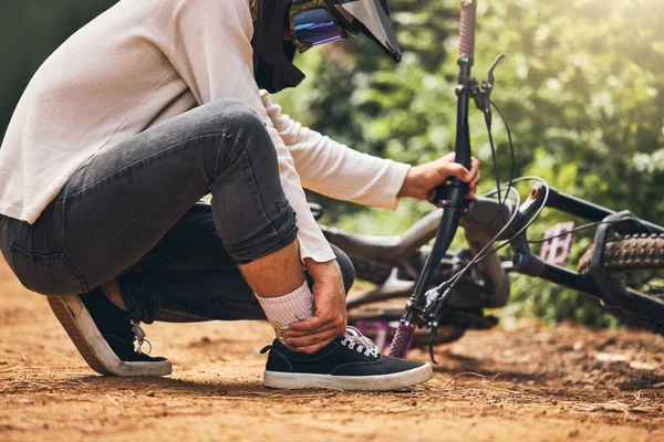 Bicicleta Esportiva Homem Com Lesão Tornozelo Natureza Ciclismo Trilha Acidente — Fotografia de Stock