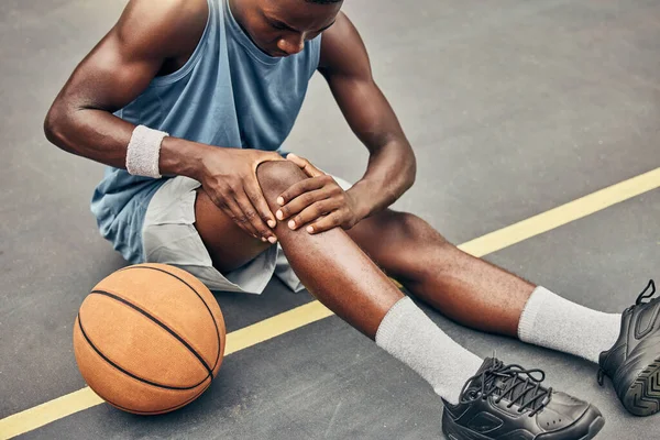 Fitness Pallacanestro Infortunio Ginocchio Dolore Mentre Sul Campo Basket Tenendo — Foto Stock