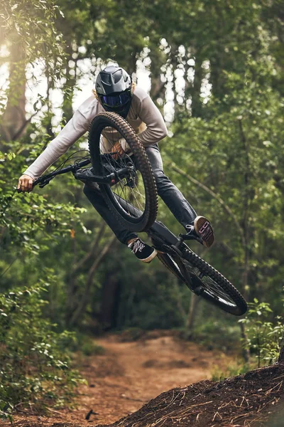 Sport Avontuur Bos Met Mens Mountainbike Parkpad Voor Actie Vrijheid — Stockfoto