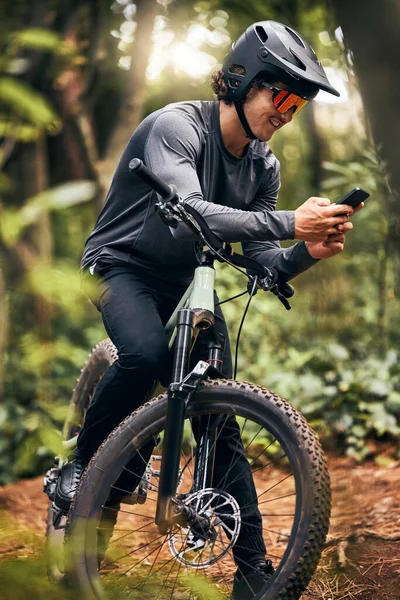 Фітнес Телефон Лісовий Велосипедист Своєю Природою Стійкість Новозеландських Лісів Прогалинами — стокове фото