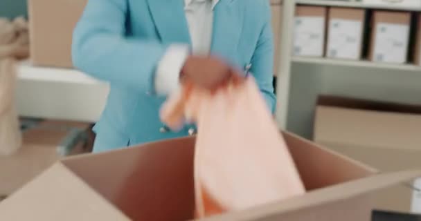 库存和商业女性在商店 货包和送货时不打拳 库存和女工服装 面料和时尚零售店的盒子 — 图库视频影像
