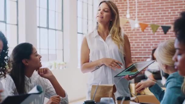 Management Präsentation Und Treffen Mit Tablet Und Frau Für Strategie — Stockvideo