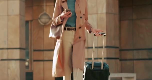 Kobieta Podróże Bagaż Podczas Pisania Telefon Kabiny Lub Sprawdzić Harmonogram — Wideo stockowe