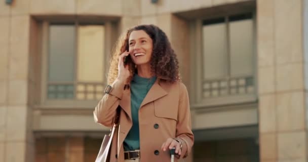 Mulher Cidade Telefone Com Mala Viagem Conversa Feliz Rindo Sorrindo — Vídeo de Stock