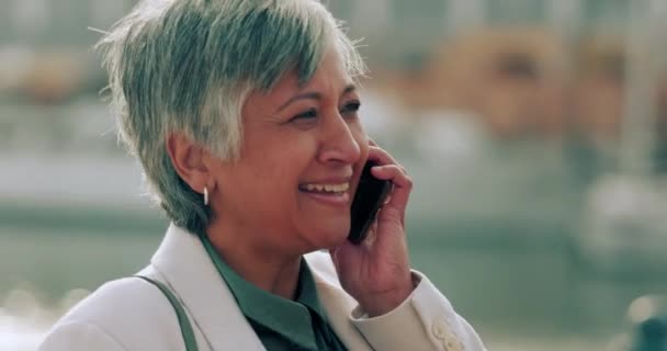 Comic Phone Call Happy Mature Woman Talking Smartphone Urban City — Stock Video