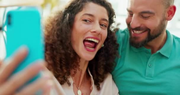 Счастливая Пара Селфи Улыбка Телефон Смешной Любви Поцелуй Счастье Отношений — стоковое видео
