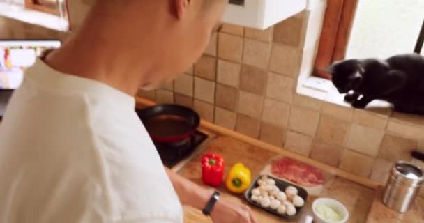Ensalada Almuerzo Cocina Verduras Hombre Cortando Alimentos Con Cuchillo Cocina — Vídeo de stock