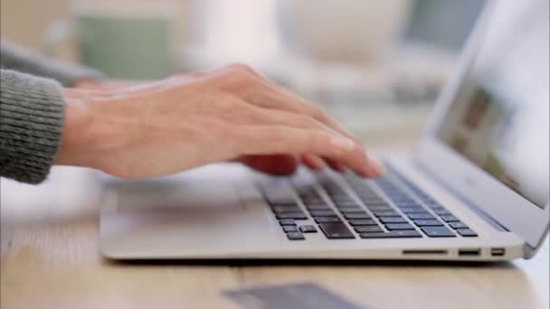 Руки Жінки Друкують Клавіатуру Ноутбука Електронну Пошту Роботу Домашнього Офісу — стокове відео