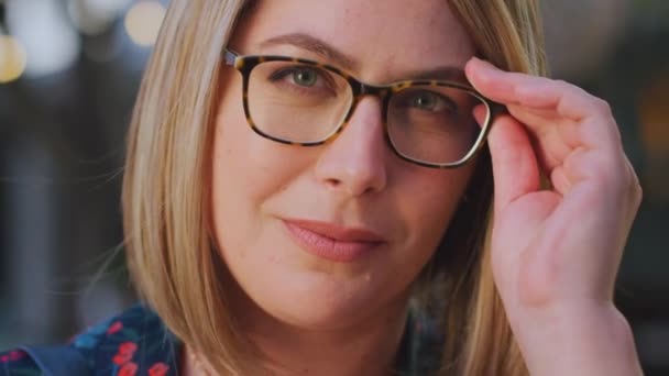 Visión Gafas Ojos Con Una Mujer Usando Lentes Graduados Gafas — Vídeos de Stock