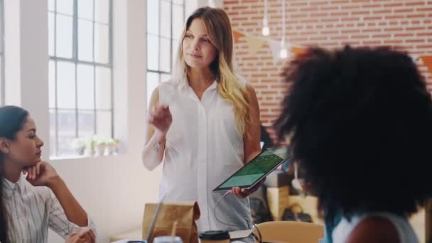 Präsentation Tablet Und Führungspersönlichkeit Einem Digitalen Marketing Meeting Gespräch Mit — Stockvideo