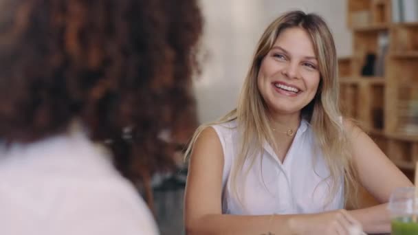 Női Barátok Tanulás Beszélgetés Könyvtárban Boldog Iskola Vagy Egyetem Együtt — Stock videók