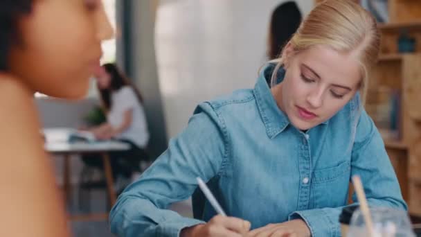Kreatywny Spotkania Kobieta Pisząc Notatki Podczas Pracy Nad Projektem Współpracy — Wideo stockowe