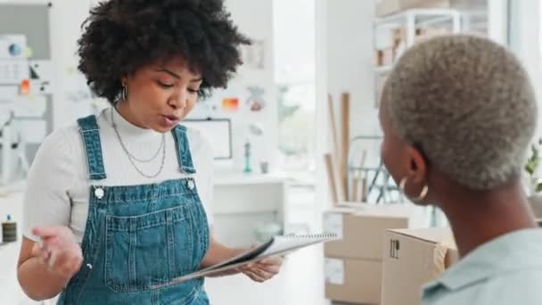 Mujer Negra Entrega Logística Trabajo Oficina Estudio Conversación Sobre Cadena — Vídeo de stock