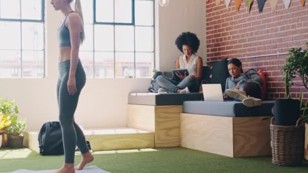 사무실 여자가 직장에서 건강을 해치는 휴식에 정신을 차분하고 편안하게 해준다 — 비디오
