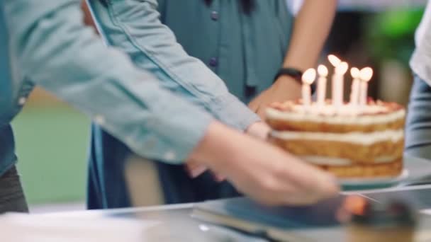Kue Ulang Tahun Dan Pesta Dengan Seorang Karyawan Wanita Meniup — Stok Video