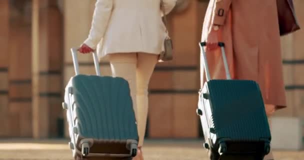 Vrouwen Wandelen Stad Reizen Met Bagage Canada Voor Een Wereldwijde — Stockvideo