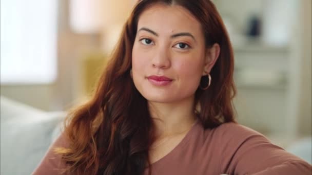 Femme Sérieuse Détendez Vous Maison Avec Une Belle Femme Asiatique — Video