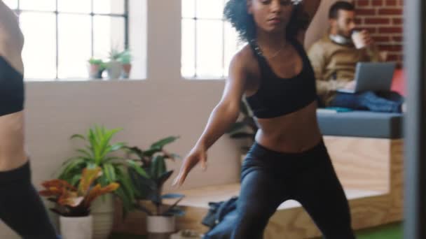 Yoga Fitness Femmes Bureau Travail Équipe Étirement Formation Entraînement Dans — Video