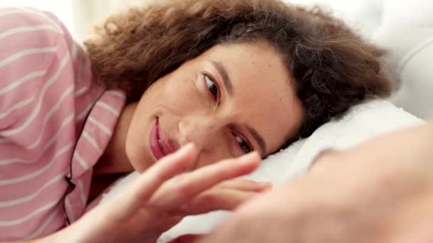 夫妻拥抱 床上交流和女人在床上爱抚她的丈夫 快乐的妻子和男人在家里笑着说笑话 表达爱意 在睡觉前交谈 — 图库视频影像