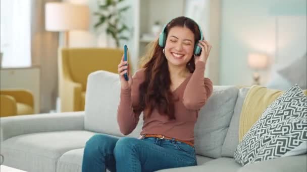 Telepon Menari Dan Wanita Streaming Musik Melalui Headphone Untuk Bersantai — Stok Video