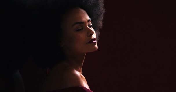 Seksowna Czarna Kobieta Płatkami Róż Miłością Pożądaniem Seksualnym Studiu Makijaż — Wideo stockowe