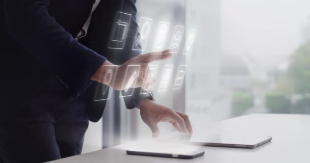 Hologram Plánování Rozvrh Podnikatel Pracující Rozšířenou Realitu Internetu Tabletu Kanceláři — Stock video