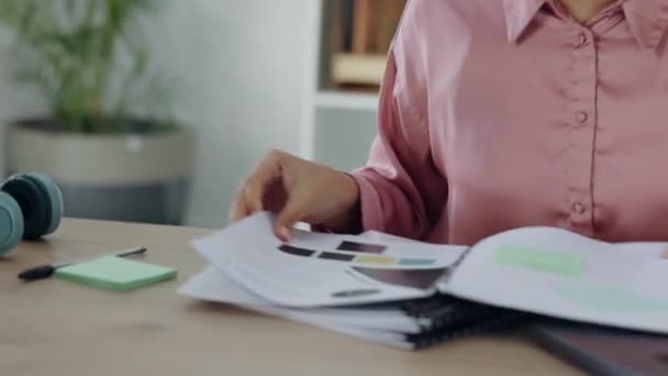 Stress Burnout Mulher Negócios Ocupado Com Laptop Documentos Papel Com — Vídeo de Stock