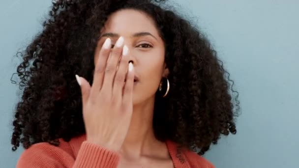 Perempuan Potret Dan Ciuman Udara Untuk Momen Menggoda Dengan Latar — Stok Video