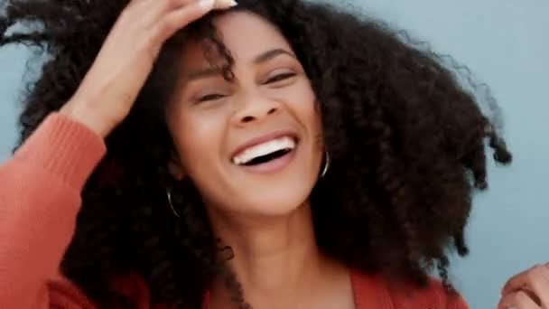 Feliz Beleza Cabelo Natural Mulher Negra Sorrir Rir Contra Uma — Vídeo de Stock