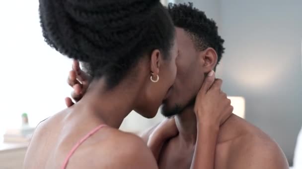 在家里的卧室里 黑人夫妇在床上接吻 男女关系亲密 非洲裔美国女孩和男人在早上亲吻 性感和浪漫的时刻 激情和亲密 — 图库视频影像
