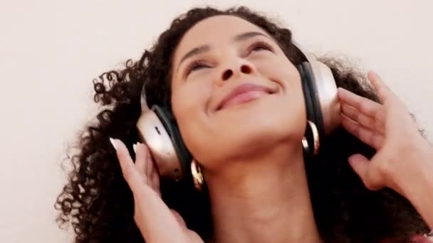 Auriculares Musicales Radio Streaming Mujer Negra Bailando Pensando Escuchar Podcast — Vídeos de Stock