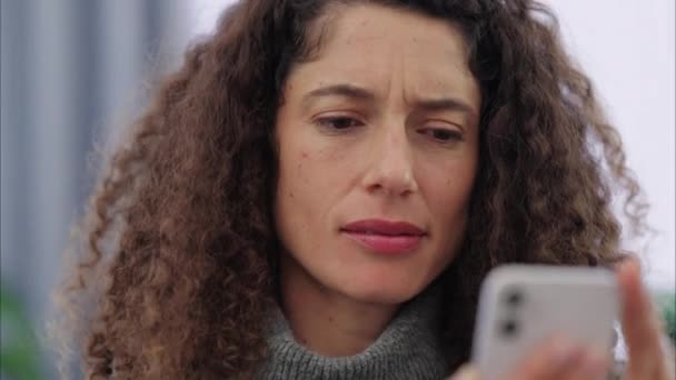 Overraskende Kvinne Med Smarttelefon Netthoppesalg Falske Nyheter Eller App Rabatt – stockvideo