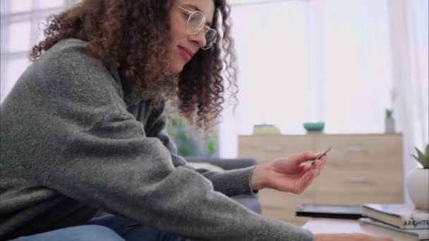 Mulher Compras Line Sala Estar Tecnologia Comércio Eletrônico Laptop Sucesso — Vídeo de Stock