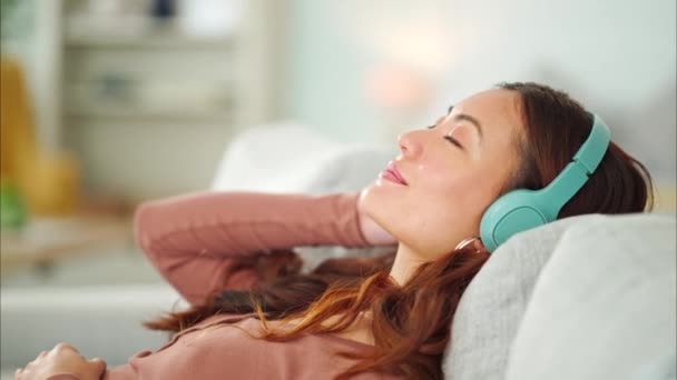 Rahatla Kulaklıklar Koltukta Dinlenirken Müzik Radyo Podcast Dinleyen Mutlu Bir — Stok video