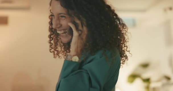 Happy Beszélgetés Egy Beszélgetett Telefonon Irodában Vagy Otthon Hírek Üzlet — Stock videók