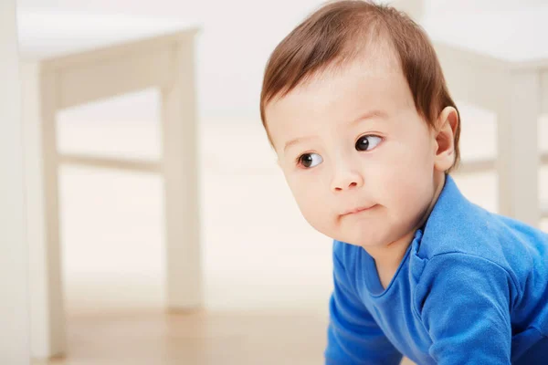 Chico Muy Curioso Niño Aspecto Travieso Arrastrándose Por Suelo Casa —  Fotos de Stock