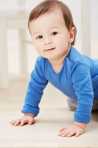 Dando Vueltas Por Casa Retrato Primer Plano Adorable Bebé Arrastrándose —  Fotos de Stock