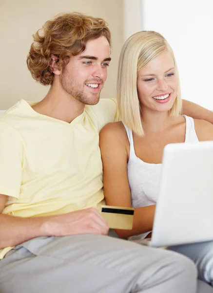 Comprar Online Nunca Foi Tão Fácil Jovem Casal Feliz Comprando — Fotografia de Stock