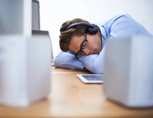 Queimar Vela Ambas Extremidades Empresário Exausto Dormindo Sua Mesa Depois — Fotografia de Stock
