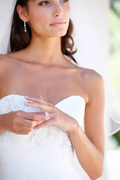 Odaadásuk Szimbóluma Közelkép Egy Fiatal Menyasszonyról Aki Jegygyűrűjét Viseli — Stock Fotó