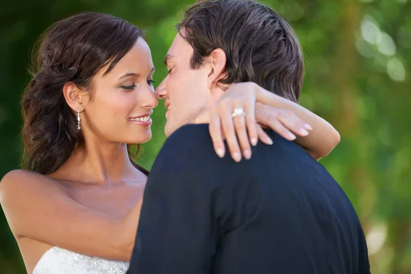 Ahora Soy Verdaderamente Tuya Una Pareja Cariñosa Día Boda —  Fotos de Stock