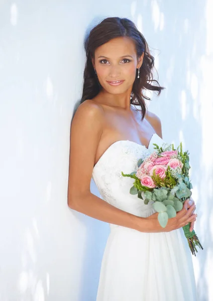 想象完美的新娘一个漂亮的新娘站在外面拿着她的花束 — 图库照片
