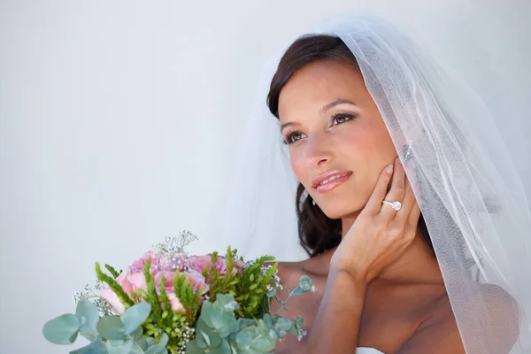 Fantasztikusan Néz Nagy Napján Egy Gyönyörű Fiatal Menyasszony Tartja Csokrát — Stock Fotó