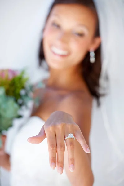 Hogy Megmutassam Sziklát Egy Gyönyörű Fiatal Menyasszony Aki Jegygyűrűjét Mutogatja — Stock Fotó