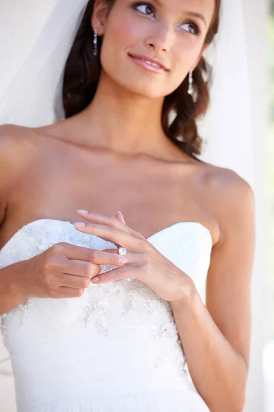 Gyémánt Örökre Szól Közelkép Egy Fiatal Menyasszonyról Aki Jegygyűrűjét Viseli — Stock Fotó