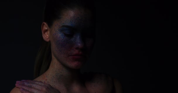 Pintura Facial Maquillaje Artístico Mujer Sobre Fondo Estudio Oscuro Con — Vídeos de Stock