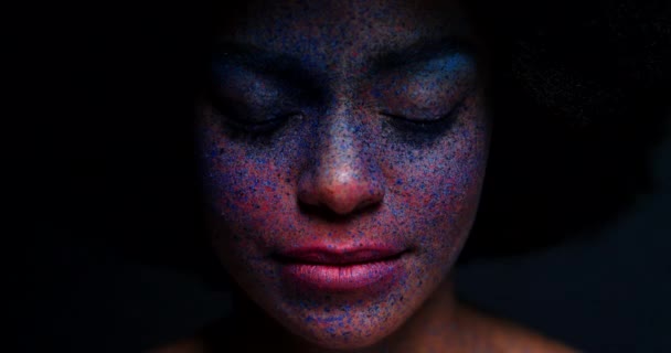 Piękno Farba Portret Czarnej Kobiety Afro Stojącej Studio Ekspresją Sztuki — Wideo stockowe